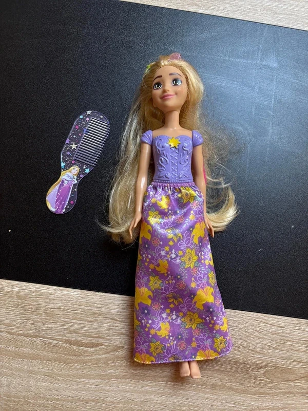 princesse raiponce Disney et son petite peigne